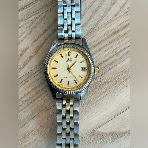 Q&Q Ladies Watch Two Tone Stainless Bracelet Gold Tone Dial Date Window - Picture 3 of 13